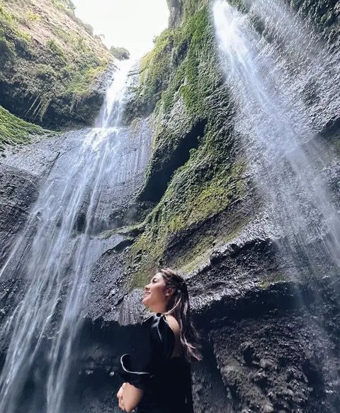 Pose Dibawah Air Terjun