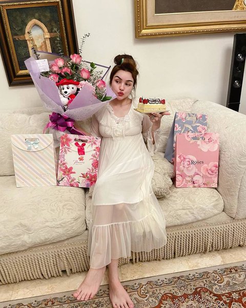 Potret Nurah Syahfirah Dapat Kejutan Ultah dari Teuku Rafly, Tetap Cantik Bak Barbie Meski Pakai Baju Tidur