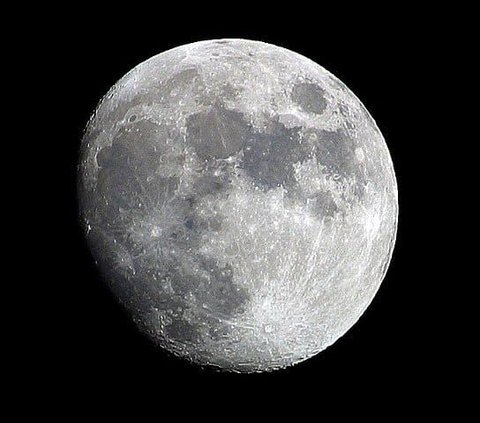 Kehadiran bulan di malam hari membuat banyak orang terpesona karena keindahannya di langit yang luas. Cahayanya yang terpancar serasa membuat kegelapan malam tak lagi pekat.<br>