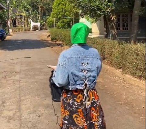 Pura-Pura Jadi Pengamen Bertopeng, Momen Wanita Pulang ke Rumah usai 5 Tahun Merantau di Jepang Ini Bikin Haru