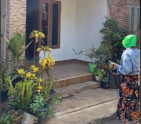 Pura-Pura Jadi Pengamen Bertopeng, Momen Wanita Pulang ke Rumah usai 5 Tahun Merantau di Jepang Ini Bikin Haru