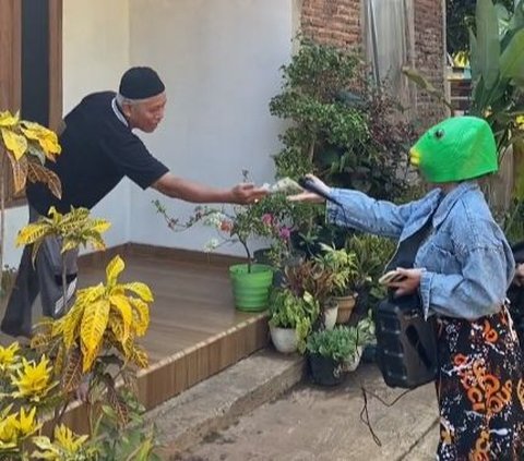 Pura-Pura Jadi Pengamen Bertopeng, Momen Wanita Pulang ke Rumah usai 5 Tahun Merantau di Jepang Ini Bikin Haru