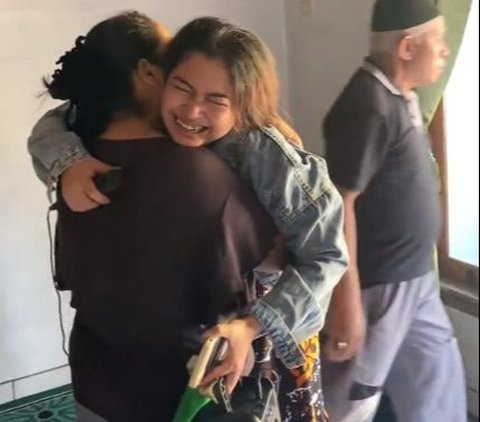 Pura-Pura Jadi Pengamen Bertopeng, Momen Wanita Pulang ke Rumah usai 5 Tahun Merantau di Jepang Ini Bikin Haru