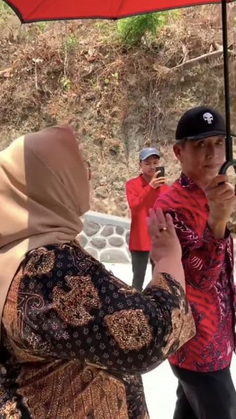 Saat Menuruni Tangga Bupati Sragen 'Gaplok' Camat Gemolong Karena Merasa Gak Nyaman Dipayungi