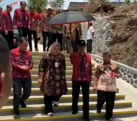 Saat Menuruni Tangga Bupati Sragen 'Gaplok' Camat Gemolong Karena Merasa Gak Nyaman Dipayungi