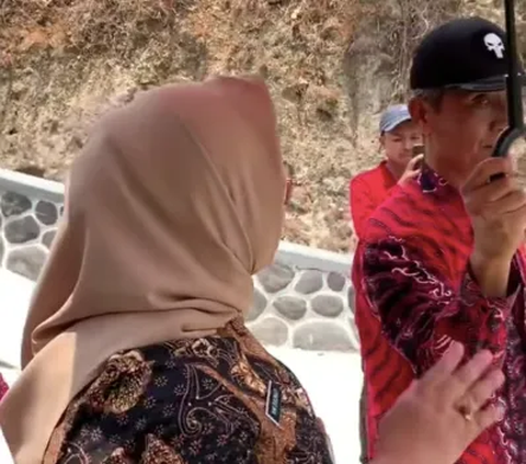 Saat Menuruni Tangga Bupati Sragen 'Gaplok' Camat Gemolong Karena Merasa Gak Nyaman Dipayungi