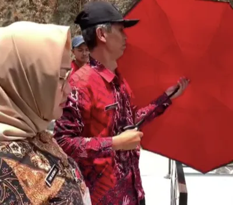 Saat Menuruni Tangga Bupati Sragen 'Gaplok' Camat Gemolong Karena Merasa Gak Nyaman Dipayungi