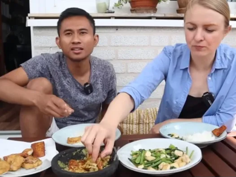 Punya Suami Orang Indonesia Jago Memasak, Bule Ini Senang Menu Makanannya Tempe Geprek Plus Kangkung 'Alhamdulillah'