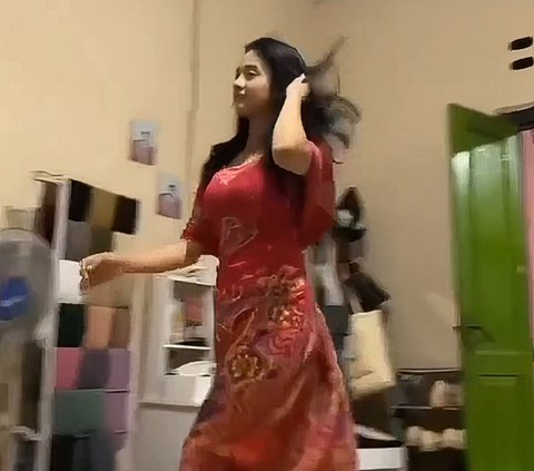 Viral Cewek Fashion Show di Kamar Cuma Pakai Daster, Netizen Berebut Berburu Akun Instagramnya