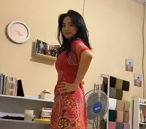 Viral Cewek Fashion Show di Kamar Cuma Pakai Daster, Netizen Berebut Berburu Akun Instagramnya