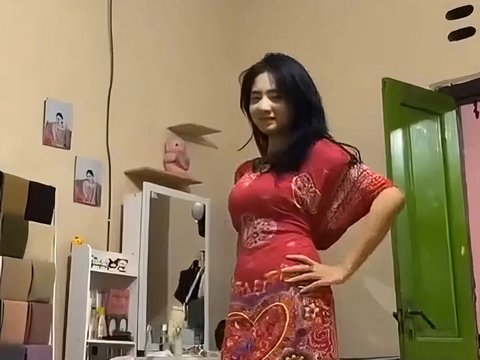 Viral Cewek Fashion Show di Kamar Cuma Pakai Daster, Netizen Berebut Berburu Akun Instagramnya