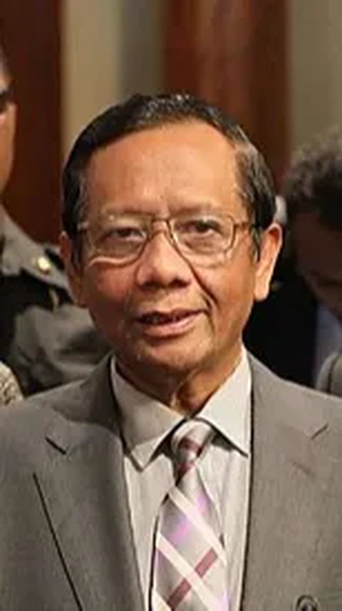 Bagi sebagian orang mungkin sudah tidak asing lagi ketika mendengar nama Mahfud MD. Ia merupakan seorang hakim, akademisi dan politisi terkenal di Indonesia. <br>