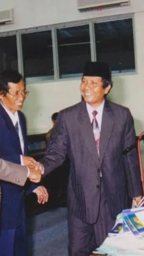 Penamaan Mahmodin di belakang nama Mahfud ini pun diakronimkan menjadi 'MD'. Sejak saat itu, penamaan Mahfud MD masih terus digunakan.