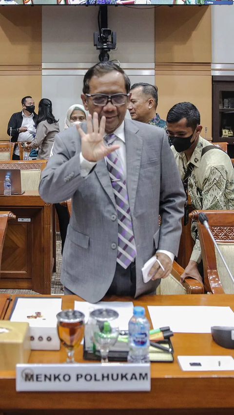 Bahkan sampai ditunjuk sebagai Menteri Koordinator Politik Hukum dan Keamanan (Menkopolhukam) pun, Ia tetap menggunakan nama Mahfud MD.