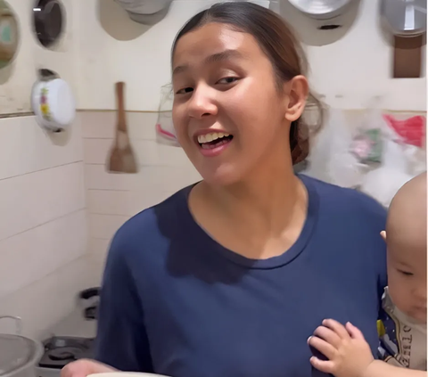 Funny, Mother Parodies the Movie 'Sherina's Adventure as a Housewife'