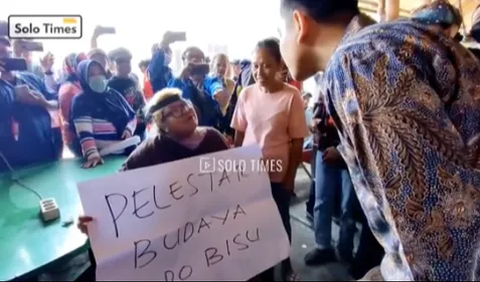 “Saya tidak tahu, pak. Rakyat kecil ya begini ini. Disuruh begini,” jawab peserta demo sambil malu-malu terhadap Gibran.