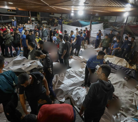 FOTO: Mencekam, Begini Suasana Evakuasi Ratusan Korban dari Rumah Sakit Al-Ahli Gaza yang Dibom Israel