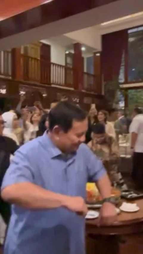 Dalam video yang dibagikan, Prabowo juga sempat terekam berjoget di tengah tamu undangan yang hadir. <br>