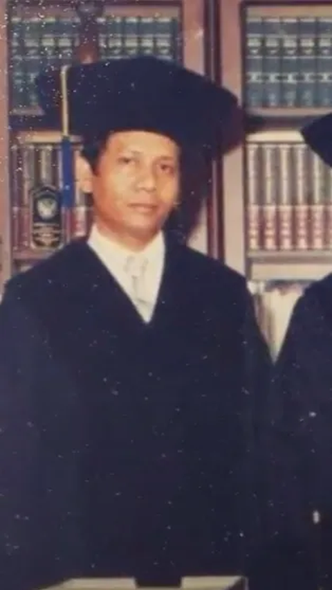 Setelah lulus S1, Mahfud mendapatkan gelar magister Ilmu Politik dan doktor Ilmu Hukum Tata Negara di Universitas Gadjah Mada Yogyakarta. Setelah lulus, dia kemudian mengawali kariernya sebagai dosen di almamaternya yaitu UII.