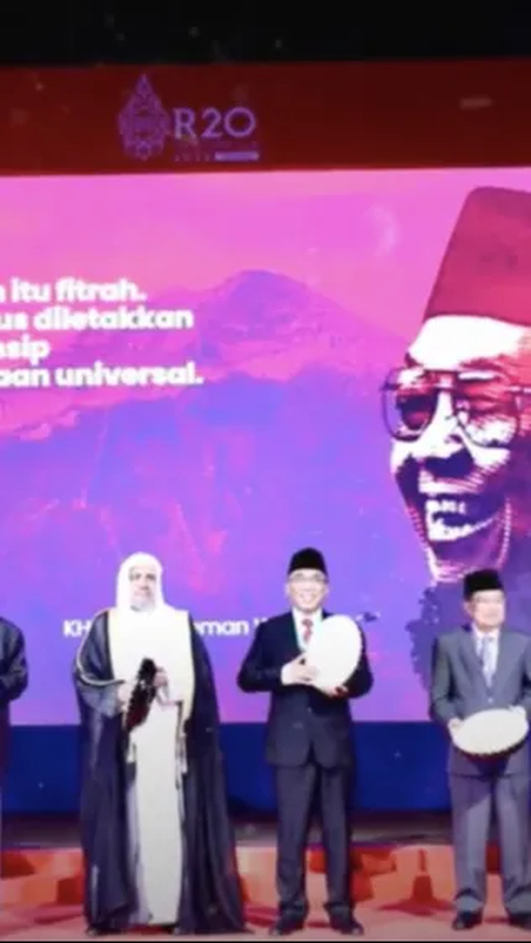 Selain itu, Mahfud juga masih tetap aktif di berbagai organisasi kemasyarakatan dan keagamaan. Selain itu, Mahfud juga merupakan sosok yang mendapatkan gelar kehormatan dari berbagai masyarakat adat di Indonesia.