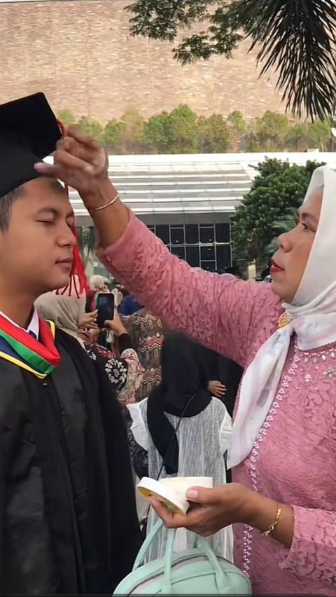 Not Embarrassed, This Student Remains Calm When Scolded by His Mother in Front of Friends Ahead of Graduation Ceremony