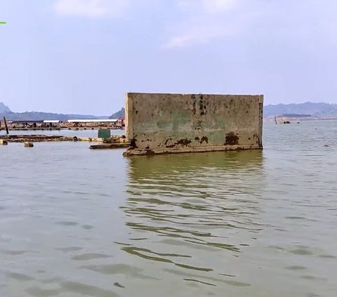 Waduk Jatigede Surut, Bangunan Sekolah Ini Kembali Muncul Setelah Ditenggelamkan