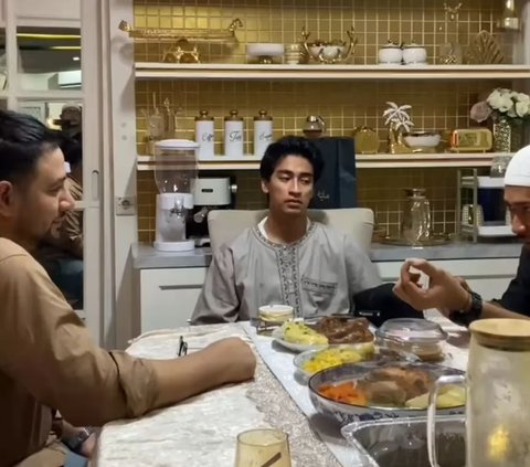 Para Artis Kumpul Bershalawat di Rumah Ummi Pipik, Kehadiran Ammar Zoni jadi Sorotan