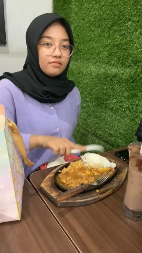 Jadi Sorotan, Aksi Anak Kos Bawa Nasi Beserta Centongnya saat Makan Steak di Resto Ini Viral