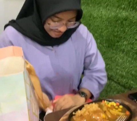 Di awal video, akun TikTok @buniii15_ mengunggah video saat ia dan teman-temannya makan di sebuah restoran. Siapa sangka, saat makanan yang berupa steak sudah disajikan, seorang temannya mengeluarkan sebuah tempat makan.