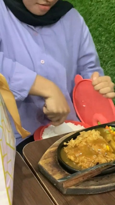 Jadi Sorotan, Aksi Anak Kos Bawa Nasi Beserta Centongnya saat Makan Steak di Resto Ini Viral