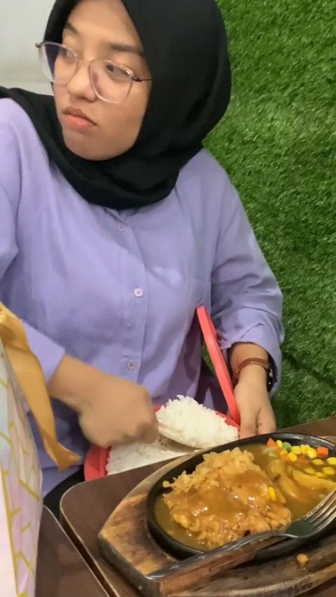 Jadi Sorotan, Aksi Anak Kos Bawa Nasi Beserta Centongnya saat Makan Steak di Resto Ini Viral