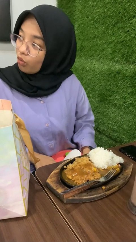 Jadi Sorotan, Aksi Anak Kos Bawa Nasi Beserta Centongnya saat Makan Steak di Resto Ini Viral