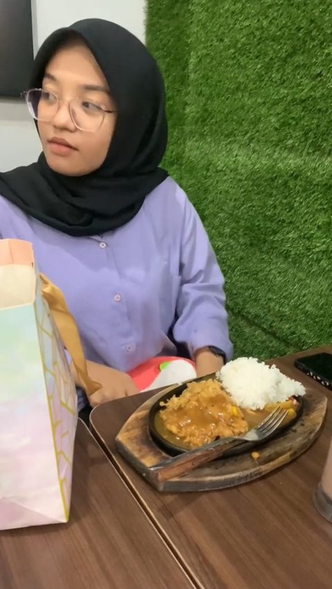 Jadi Sorotan, Aksi Anak Kos Bawa Nasi Beserta Centongnya saat Makan Steak di Resto Ini Viral