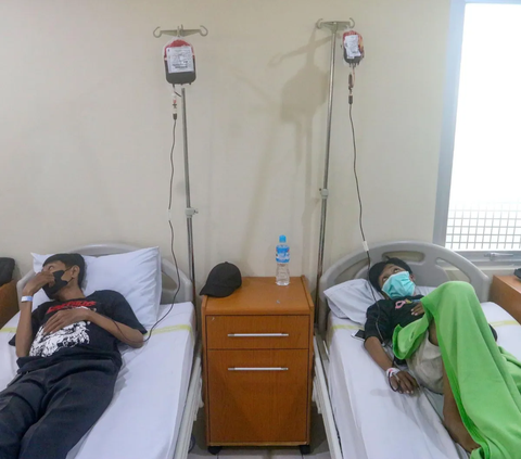 Anak-anak  penderita thalasemia (penyakit kelainan darah) menjalani perawatan dengan melakukan transfusi darah  di RSUP Fatmawati, Jakarta, Rabu (18/10/2023).