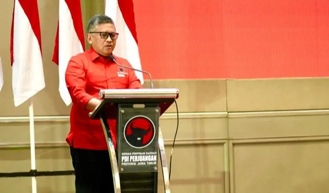 Lebih lanjut, Hasto menjelaskan, ketidakhadiran Presiden Jokowi saat deklarasi Mahfud MD sebagai cawapres lantaran sedang melaksanan tugas kenegaraan. <br>
