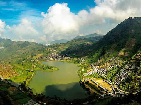 2. Pegunungan Dieng (Gua Semar), Jawa Tengah