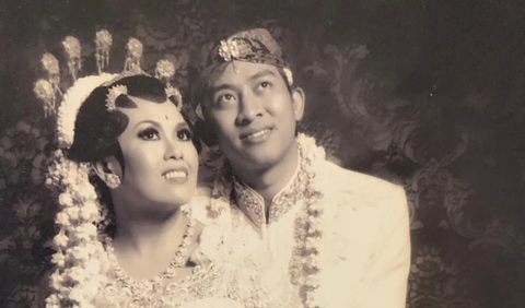 Sementara di foto kedua yang dibagikan, Yenny mengunggah potret lawas saat menikah.