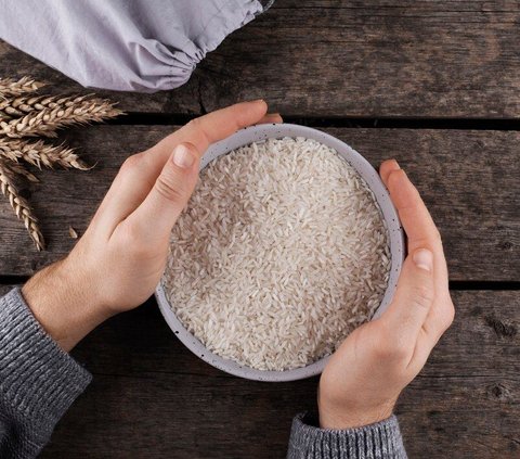Pernah ada momen di mana rakyat Indonesia dengan suka rela iuran beras untuk India. Beras-beras dari persawahan daerah pedalaman diangkut dengan cikar menuju titik kumpul.
