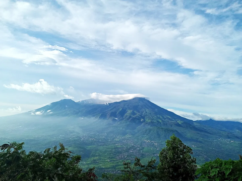 7. Gunung Arjuna, Jawa Timur