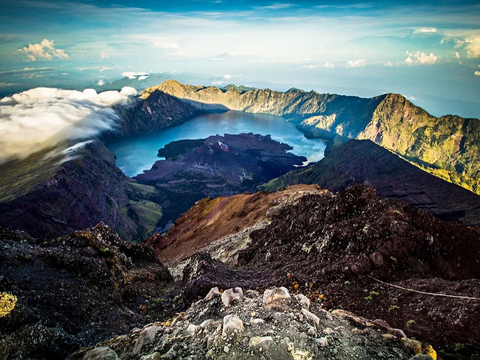 11. Gunung Rinjani di Lombok, Nusa Tenggara Barat