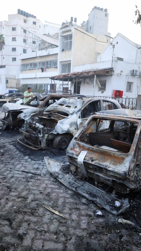 FOTO: Kondisi Rumah Sakit Al-Ahli di Gaza yang Dibom Israel Porak-Poranda hingga Banyak Mobil Hangus Terbakar