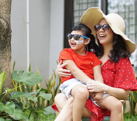 9 Portraits of Namira Monda Patiently Caring for Her Daughter with Craniosynostosis