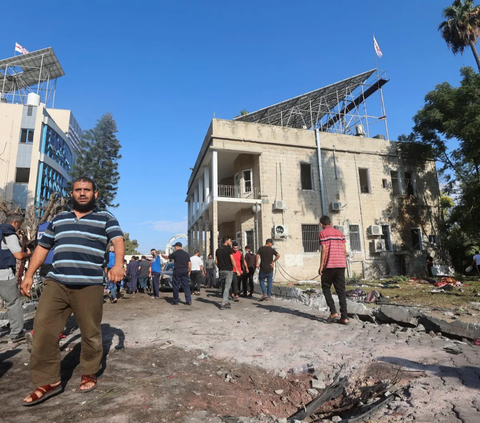 FOTO: Kondisi Rumah Sakit Al-Ahli di Gaza yang Dibom Israel Porak-Poranda hingga Banyak Mobil Hangus Terbakar