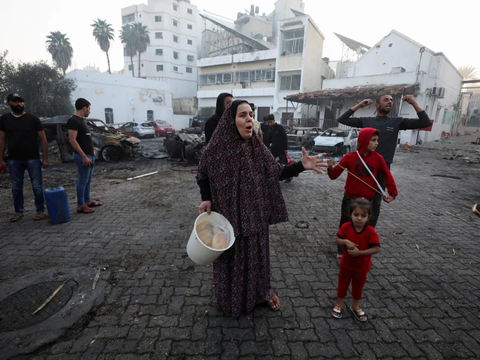 FOTO: Kondisi Rumah Sakit Al-Ahli di Gaza yang Dibom Israel Porak-Poranda hingga Banyak Mobil Hangus Terbakar