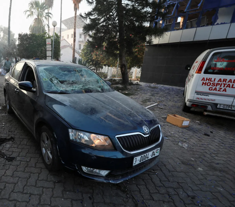 FOTO: Kondisi Rumah Sakit Al-Ahli di Gaza yang Dibom Israel Porak-Poranda hingga Banyak Mobil Hangus Terbakar