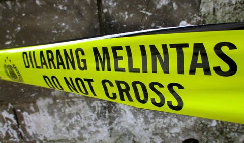 Ledakan tersebut diduga berasal dari bom yang terkubur dalam tanah