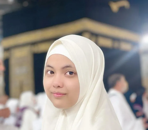 Potret Putri Isnari saat Umrah di Tanah Suci Bikin Pangling, Tampil Bercadar