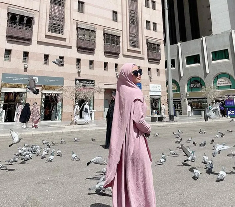 Potret Putri Isnari saat Umrah di Tanah Suci Bikin Pangling, Tampil Bercadar