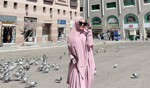 Banyak netizen yang menyampaikan doa buat Putri. Semoga ibadah yang dijalani Putri umrah yang mabrur.<br>