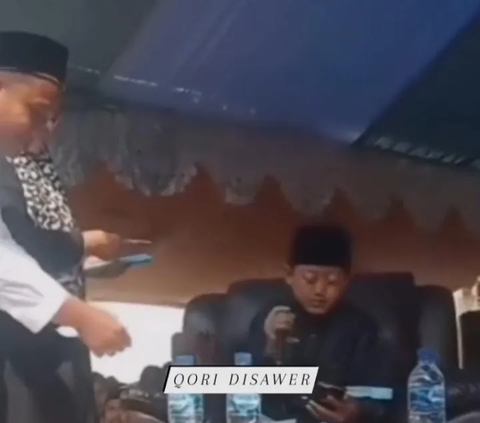 Beredar video seorang emak-emak menyawer sejumlah uang pecahan Rp50 ribu kepada seorang Qari yang sedang melantunkan ayat suci Alquran layaknya biduan di atas panggung.